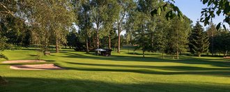 Das Grün mit Bunkern der Golfbahn 09 auf der Golfanlage Allgäuer Golf- und Landclub e.V. Ottobeuren