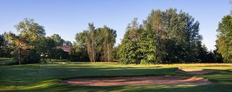 Das Grün mit Bunkern der Golfbahn 13 auf der Golfanlage Allgäuer Golf- und Landclub e.V. Ottobeuren