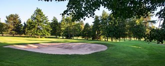 Das Grün mit Bunker der Golfbahn 18 auf der Golfanlage Allgäuer Golf- und Landclub e.V. Ottobeuren