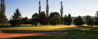 Das Grün mit Bunker der Golfbahn 05 auf der Golfanlage Allgäuer Golf- und Landclub e.V. Ottobeuren