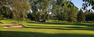 Das Grün mit Bunkern der Golfbahn 09 auf der Golfanlage Allgäuer Golf- und Landclub e.V. Ottobeuren