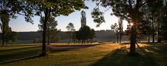 Das Fairway mit Bunker der Golfbahn 04 auf der Golfanlage Allgäuer Golf- und Landclub e.V. Ottobeuren