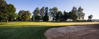 Ein Bunker vor den Grün der Golfbahn 12 auf der Golfanlage Allgäuer Golf- und Landclub e.V. Ottobeuren