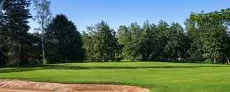 Das Grün mit Bunker der Golfbahn 16 auf der Golfanlage Allgäuer Golf- und Landclub e.V. Ottobeuren