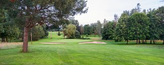 Das Grün mit Bunkern der Golfbahn 13 auf der Golfanlage Allgäuer Golf- und Landclub e.V. Ottobeuren