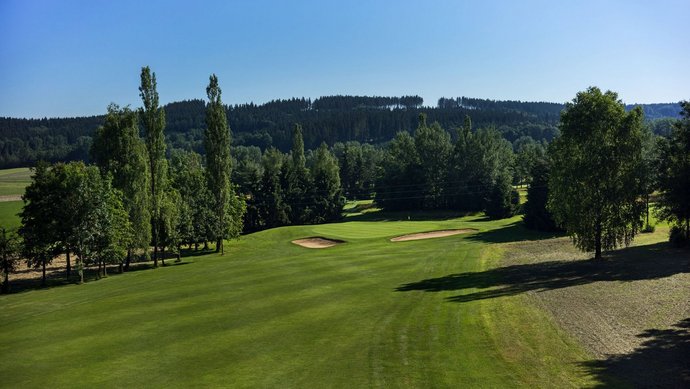 Das Grün mit Bunkern der Golfbahn 08 auf der Golfanlage Allgäuer Golf- und Landclub e.V. Ottobeuren