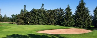 Das Grün mit Bunker der Golfbahn 10 auf der Golfanlage Allgäuer Golf- und Landclub e.V. Ottobeuren