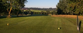 Der Abschlag der Golfbahn 11 auf der Golfanlage Allgäuer Golf- und Landclub e.V. Ottobeuren