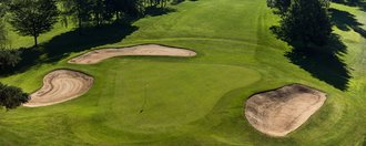 Das Grün mit Bunkern der Golfbahn 06 auf der Golfanlage Allgäuer Golf- und Landclub e.V. Ottobeuren