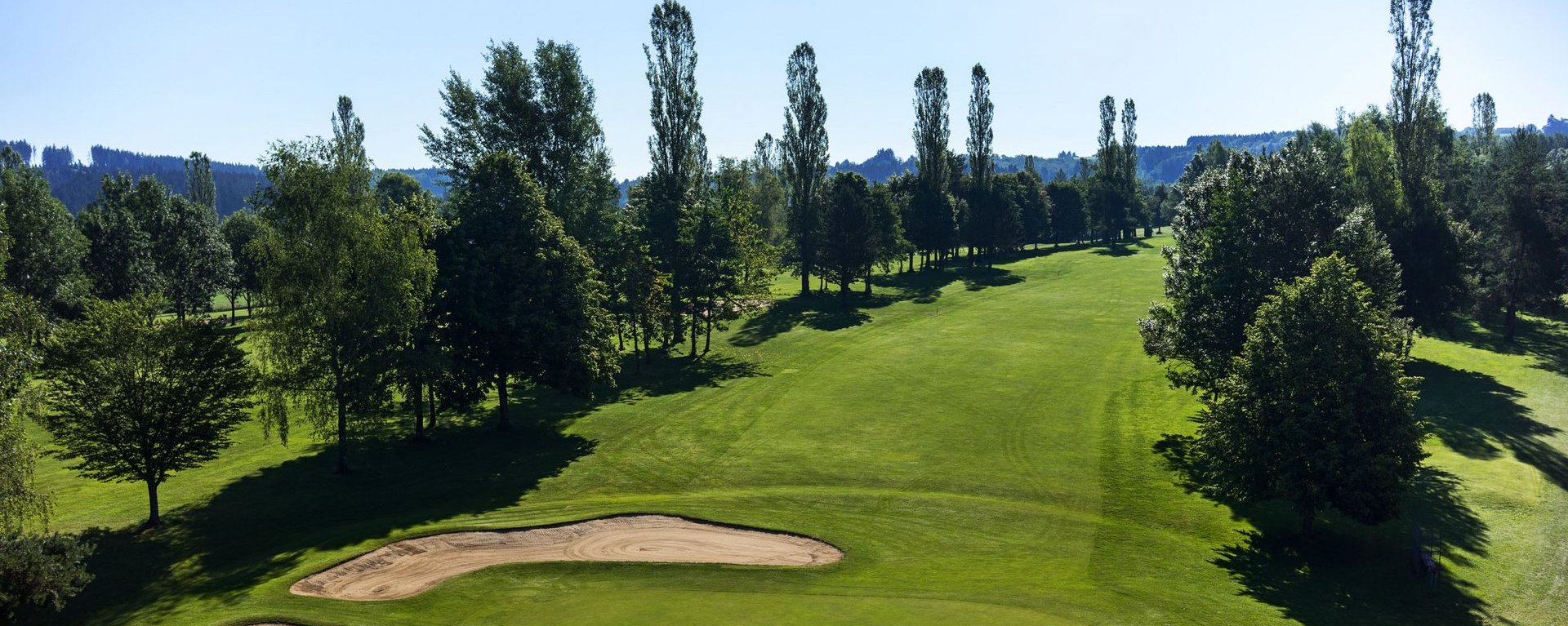 Das Grün mit Bunkern der Golfbahn 06 auf der Golfanlage Allgäuer Golf- und Landclub e.V. Ottobeuren