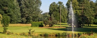 Ein Teich mit Wasserspiel auf der Golfbahn 17 auf der Golfanlage Allgäuer Golf- und Landclub e.V. Ottobeuren