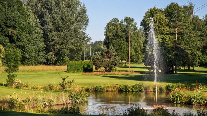 Ein Teich mit Wasserspiel auf der Golfbahn 17 auf der Golfanlage Allgäuer Golf- und Landclub e.V. Ottobeuren