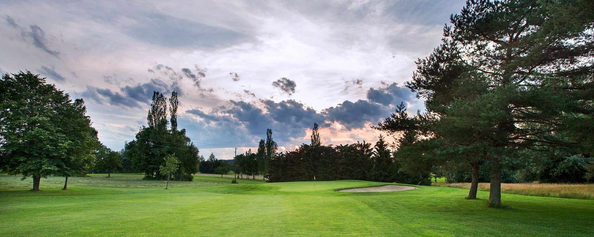 Das Grün mit Bunker der Golfbahn 10 auf der Golfanlage Allgäuer Golf- und Landclub e.V. Ottobeuren