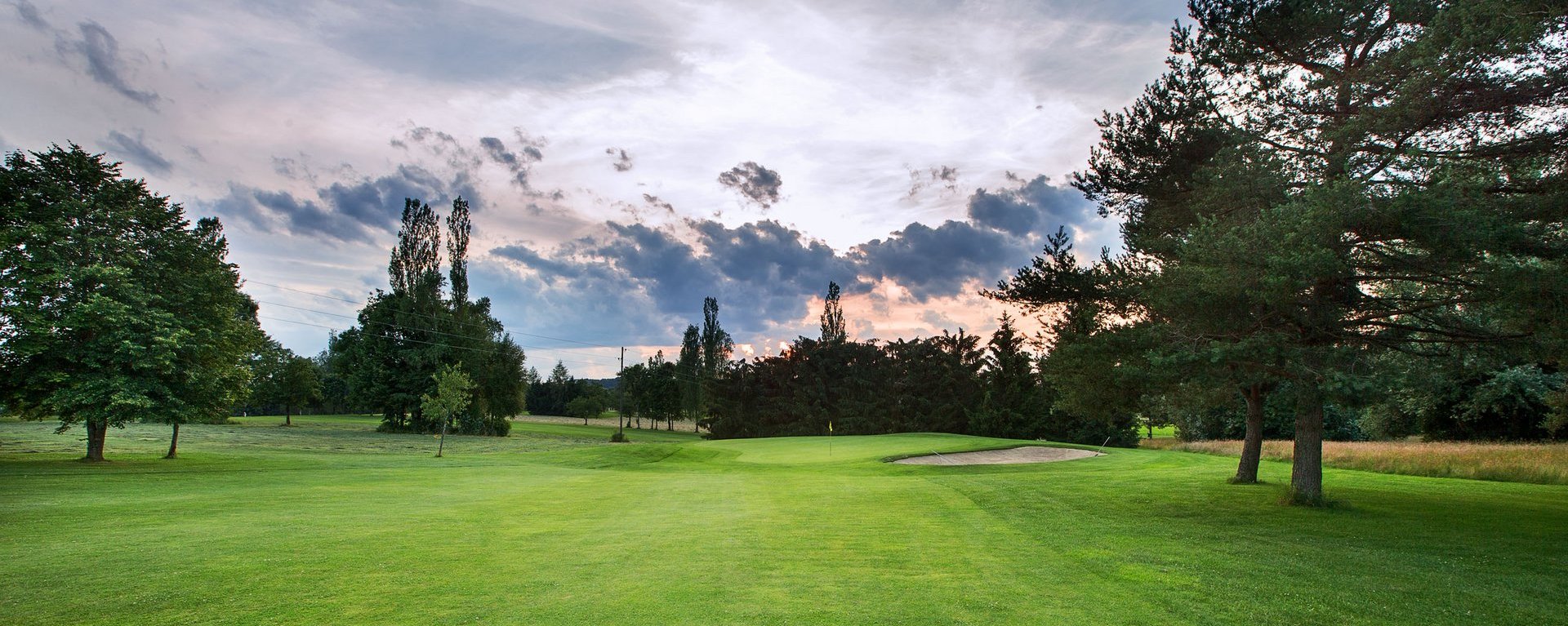 Das Grün mit Bunker der Golfbahn 10 auf der Golfanlage Allgäuer Golf- und Landclub e.V. Ottobeuren