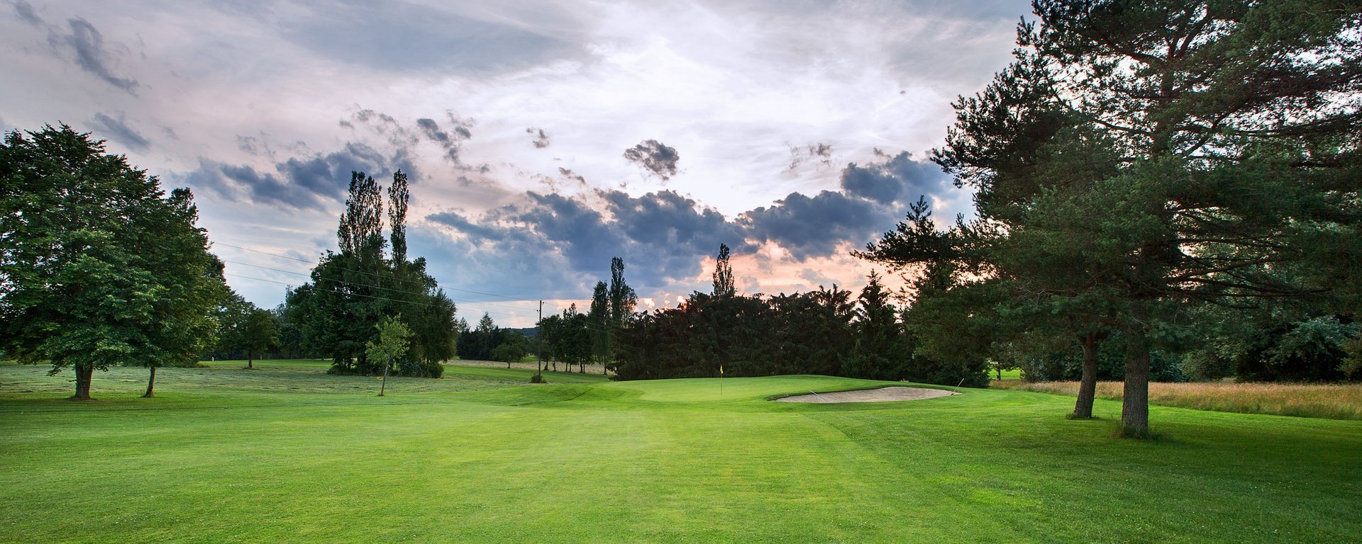 Das Grün mit Bunker der Golfbahn 10 auf der Golfanlage Allgäuer Golf- und Landclub e.V. Ottobeuren