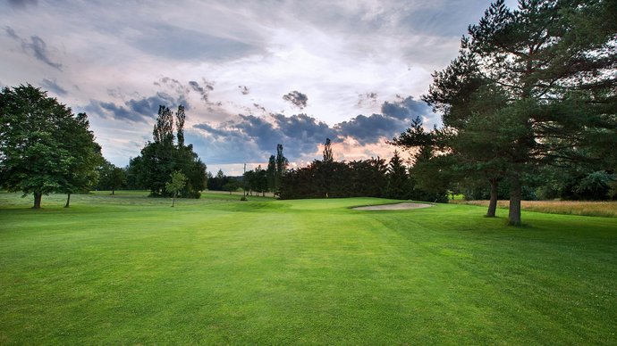 Das Grün mit Bunker der Golfbahn 10 auf der Golfanlage Allgäuer Golf- und Landclub e.V. Ottobeuren