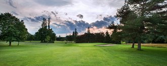 Das Grün mit Bunker der Golfbahn 10 auf der Golfanlage Allgäuer Golf- und Landclub e.V. Ottobeuren