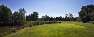 Der Abschlag der Golfbahn 12 auf der Golfanlage Allgäuer Golf- und Landclub e.V. Ottobeuren