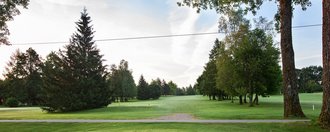 Der Abschlag der Golfbahn 16 auf der Golfanlage Allgäuer Golf- und Landclub e.V. Ottobeuren