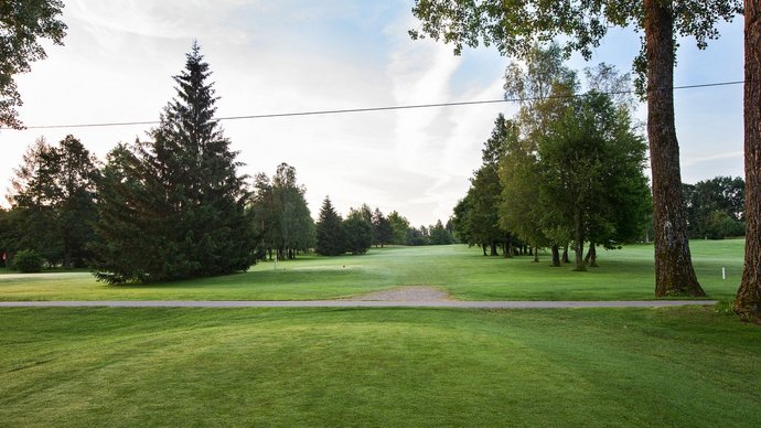 Der Abschlag der Golfbahn 16 auf der Golfanlage Allgäuer Golf- und Landclub e.V. Ottobeuren