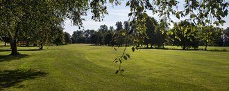 Das Fairway der Golfbahn 14 auf der Golfanlage Allgäuer Golf- und Landclub e.V. Ottobeuren