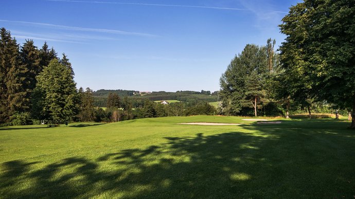 Das Grün mit Bunkern der Golfbahn 06 auf der Golfanlage Allgäuer Golf- und Landclub e.V. Ottobeuren