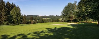 Das Grün mit Bunkern der Golfbahn 06 auf der Golfanlage Allgäuer Golf- und Landclub e.V. Ottobeuren