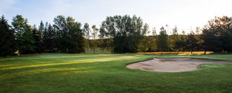 Das Fairway mit Bunker der Golfbahn 01 auf der Golfanlage Allgäuer Golf- und Landclub e.V. Ottobeuren