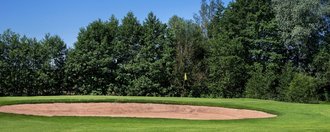 Das Grün mit Bunker der Golfbahn 11 auf der Golfanlage Allgäuer Golf- und Landclub e.V. Ottobeuren