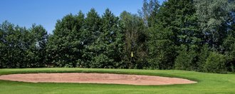 Das Grün mit Bunker der Golfbahn 11 auf der Golfanlage Allgäuer Golf- und Landclub e.V. Ottobeuren