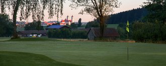 Das Grün der Golfbahn 03 auf der Golfanlage Allgäuer Golf- und Landclub e.V. Ottobeuren mit der Basilika im Hintergrund