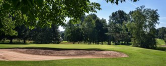 Ein Bunker vor den Grün der Golfbahn 13 auf der Golfanlage Allgäuer Golf- und Landclub e.V. Ottobeuren