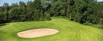 Das Grün mit Bunker der Golfbahn 11 auf der Golfanlage Allgäuer Golf- und Landclub e.V. Ottobeuren