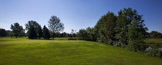 Das Grün der Golfbahn 11 auf der Golfanlage Allgäuer Golf- und Landclub e.V. Ottobeuren
