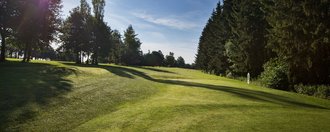 Der Abschlag der Golfbahn 07 auf der Golfanlage Allgäuer Golf- und Landclub e.V. Ottobeuren