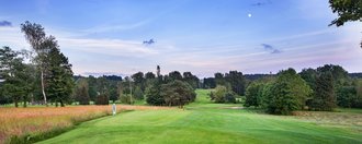 Der Abschlag der Golfbahn 13 auf der Golfanlage Allgäuer Golf- und Landclub e.V. Ottobeuren