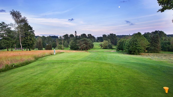 Der Abschlag der Golfbahn 13 auf der Golfanlage Allgäuer Golf- und Landclub e.V. Ottobeuren