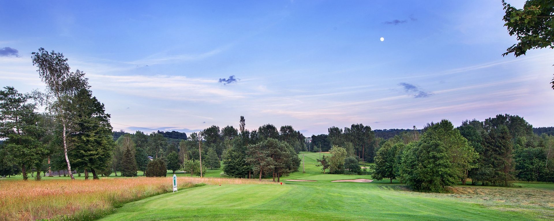 Der Abschlag der Golfbahn 13 auf der Golfanlage Allgäuer Golf- und Landclub e.V. Ottobeuren