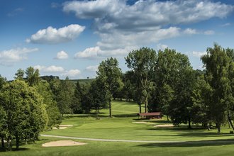 Die Kurzbahnen auf dem Golfplatz des Allgäuer Golf- und Landclub e.V. in natürlicher Umgebung mit diversen Bunkern, Bäumen und Büschen (Credit: Stefan von Stengel)