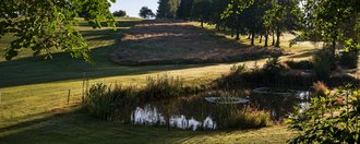 Natürliche Teich-Anlage und unspielbares Gelände an der Golfbahn 11 auf der Golfanlage Allgäuer Golf- und Landclub e.V. Ottobeuren