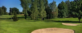 Das Grün mit Bunkern der Golfbahn 15 auf der Golfanlage Allgäuer Golf- und Landclub e.V. Ottobeuren