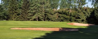 Das Grün mit Bunkern der Golfbahn 18 auf der Golfanlage Allgäuer Golf- und Landclub e.V. Ottobeuren