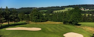 Das Grün mit Bunkern der Golfbahn 04 auf der Golfanlage Allgäuer Golf- und Landclub e.V. Ottobeuren