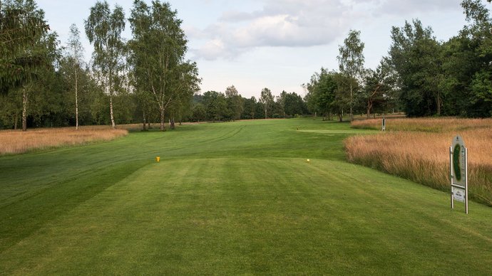 Der Abschlag der Golfbahn 02 auf der Golfanlage Allgäuer Golf- und Landclub e.V. Ottobeuren