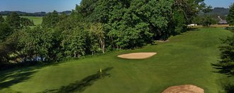 Das Grün mit Bunkern der Golfbahn 16 auf der Golfanlage Allgäuer Golf- und Landclub e.V. Ottobeuren