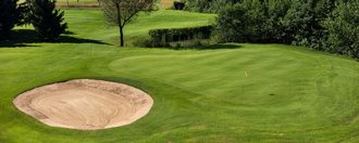 Das Grün mit Bunker der Golfbahn 11 auf der Golfanlage Allgäuer Golf- und Landclub e.V. Ottobeuren