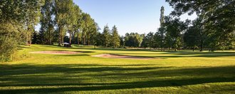 Das Grün mit Bunkern der Golfbahn 09 auf der Golfanlage Allgäuer Golf- und Landclub e.V. Ottobeuren