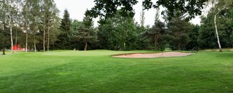 Das Grün mit Bunker der Golfbahn 02 auf der Golfanlage Allgäuer Golf- und Landclub e.V. Ottobeuren
