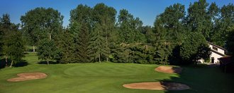 Das Grün mit Bunkern der Golfbahn 18 auf der Golfanlage Allgäuer Golf- und Landclub e.V. Ottobeuren