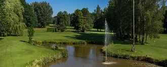 Ein Teich mit Wasserspiel an der Golfbahn 17 auf der Golfanlage Allgäuer Golf- und Landclub e.V. Ottobeuren